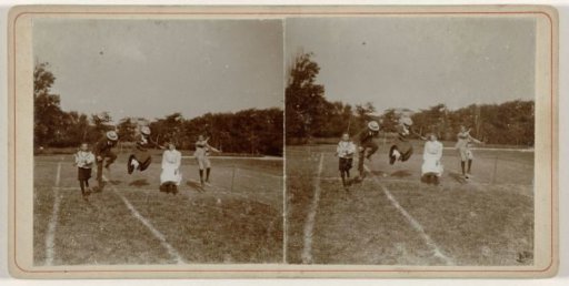 Stereoscopic photographs of the photographer's running and jumping children in Domburg