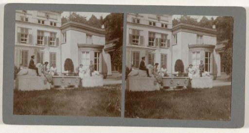 Seated on the stone lions, the statues for the country house De Paauw in Wassenaar