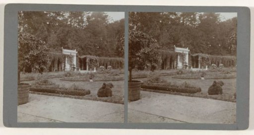 The garden of the estate De Paauw in Wassenaar