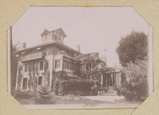 Villa with surrounding garden