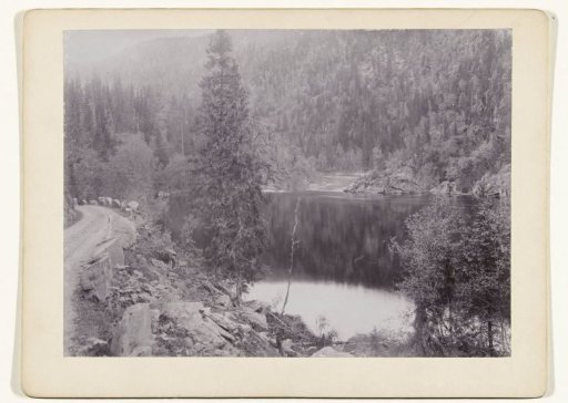 View of a lake in a mountainous landscape (Norway?)