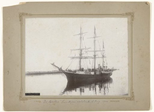 The sailing ship Hertha leaving the harbor of Trondheim