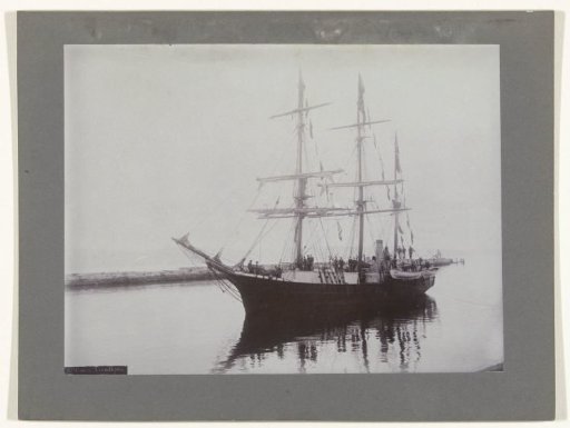 The sailing ship Hertha leaving the harbor of Trondheim