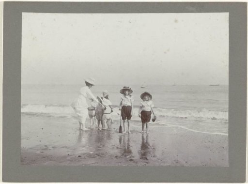Sacha and Renée Pauw van Wieldrecht with other children and a woman on the beach