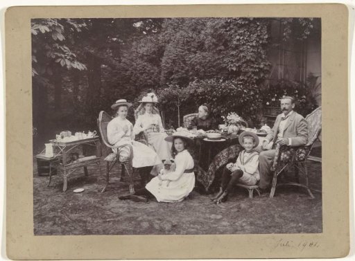 Group portrait of the Pauw van Wieldrecht family at a table