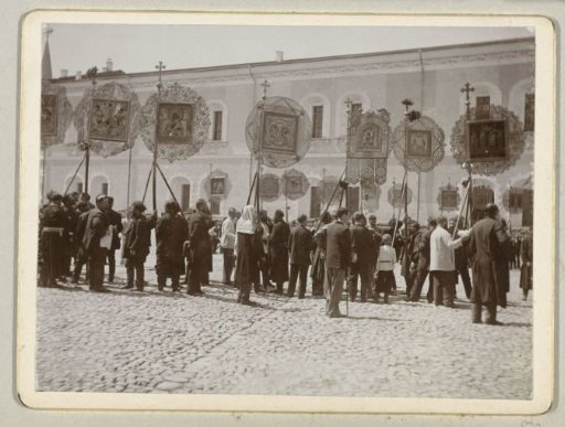 Procession with religious images on the Kremlin