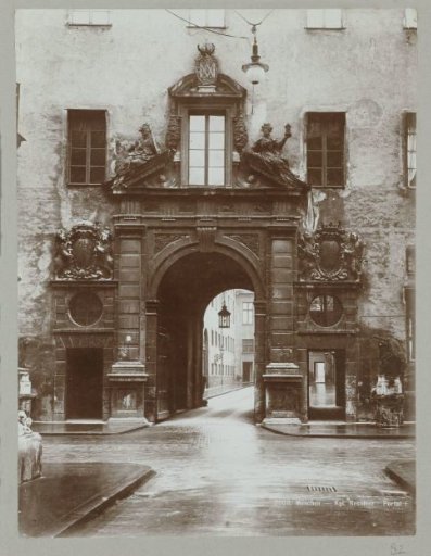 A royal gate with two small side gates in the streetscape of Munich