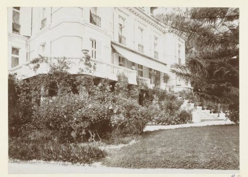 Lower floor and garden of the house Villa Louise in Menton