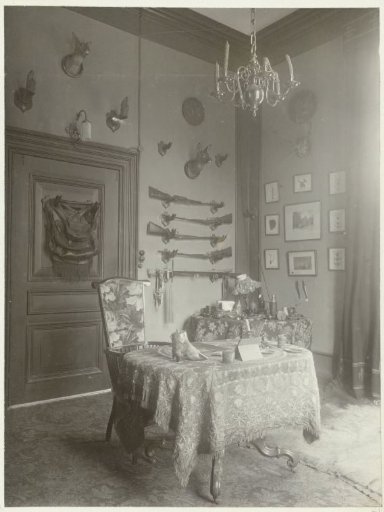 Interior of De Wildbaan, Driebergen, with weapons and hunting equipment