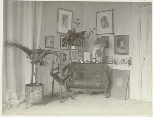 Room with a spinning wheel and a chest in the country house De Wildbaan, Driebergen
