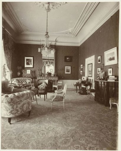 Room with a sitting area and a coffee table in the estate De Wildbaan, Driebergen