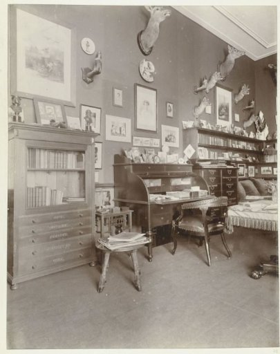Room in the country house De Wildbaan, Driebergen, with a desk, study books, and hunting trophies
