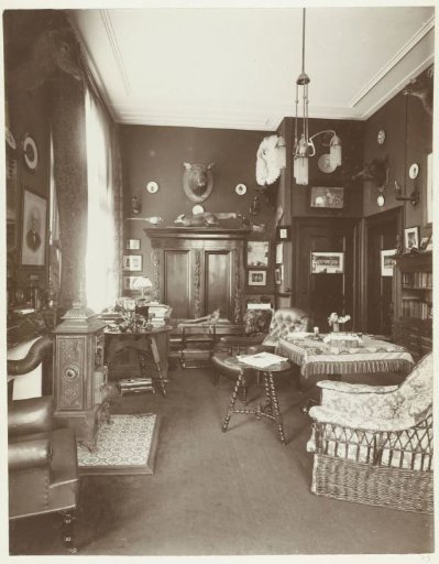 Room in the country house De Wildbaan, Driebergen, with a desk, study books, and hunting trophies