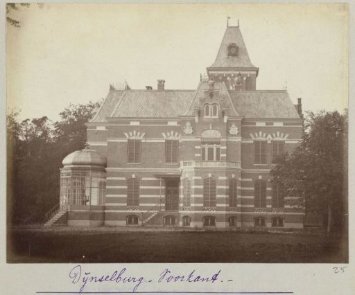 Front view of the country house Dijnselburg
