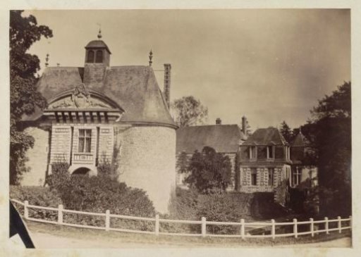 Country house and gate building with a pediment in France