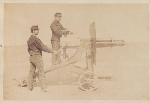 Two French soldiers behind a light cannon