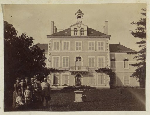 Group portrait of the Corzet family before a country house in Surinam