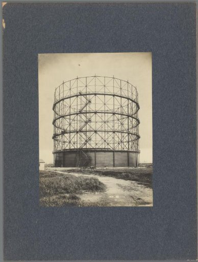 Gas holder under construction in the Keilehaven