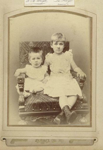 Portrait of An Kessler and Guus Kessler on a Chair