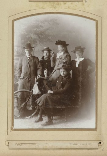 Group portrait commemorating the ONZGN cycling tour on April 1, 1902