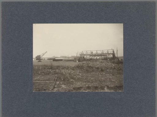 Construction of a small factory or warehouse in the Keilehaven, with the Maas in the background