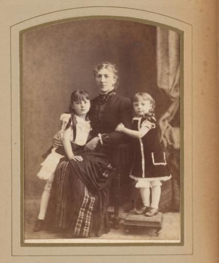 Portrait of Amelia Kruimel-Schmidt van Gelder and Her Children Ali[...] and Amy