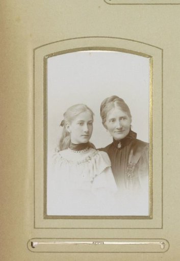 Portrait of Mrs. Schmidt van Gelder-Coster and Jet Boelen