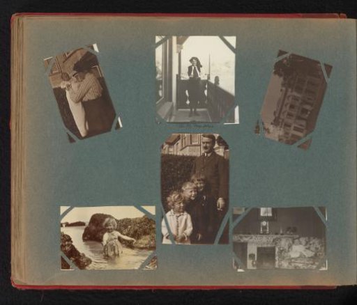 Family and acquaintances of Charlotte Boelen-Matthes, including Hetty Matthes on a balcony