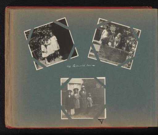 Eva and Hetty Boelen with two other girls in the garden of Amstel 244 in Amsterdam