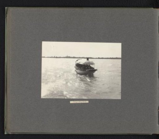Small steamboat en route to Hog Island