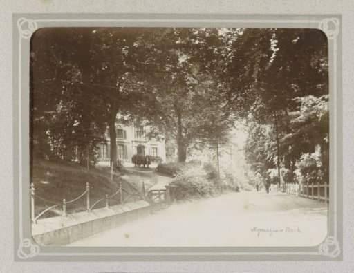 Avenue in Nijmegen-Beek, a country house among the trees
