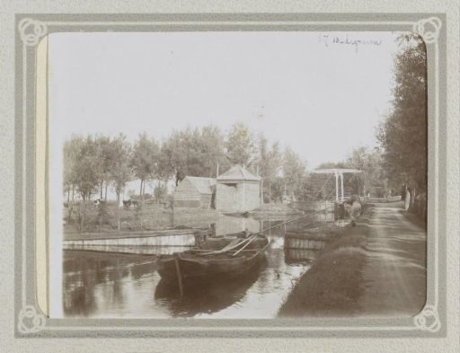 Farmhouse with a haystack along a road near Bodegraven, with a man punting his boat in the foreground