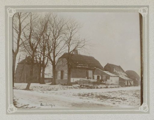 Farmhouse with a barn and a haystack on the Bosweg behind the Kralingse Plas at Kralingen