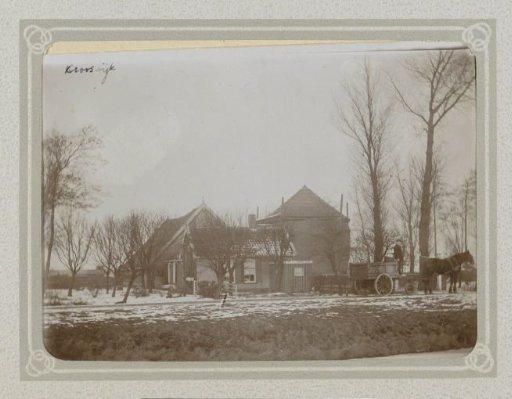 Man with a horse and cart at a farmhouse in the snow in Crooswijk
