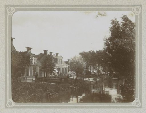 Houses with gardens along a ditch in Joure