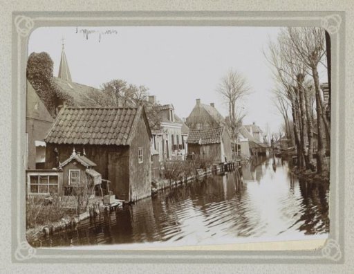 Houses and barns along a ditch in Poppingawier