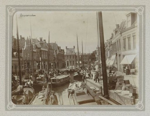 Boats and onlookers at Het Vliet and De Tuinen in Leeuwarden