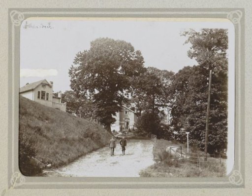 Men on a country road near (presumably) Beek (Gelderland), with houses among the trees in the background