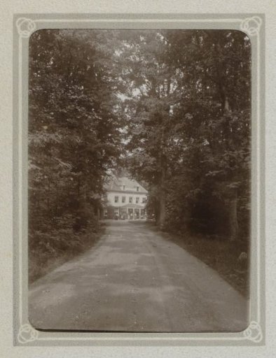 Avenue with a view of Hotel Laag Soeren