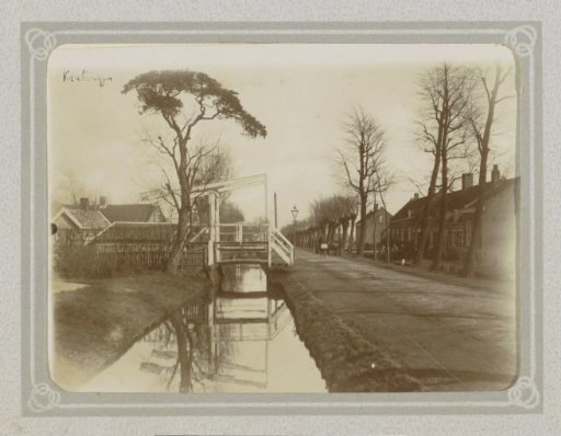 Street in Kralingen with a row of houses, a canal, and a drawbridge
