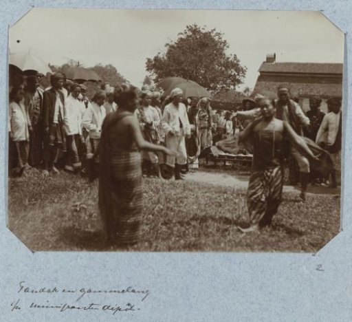 Pandak and Gammelang in the Immigrant Depot