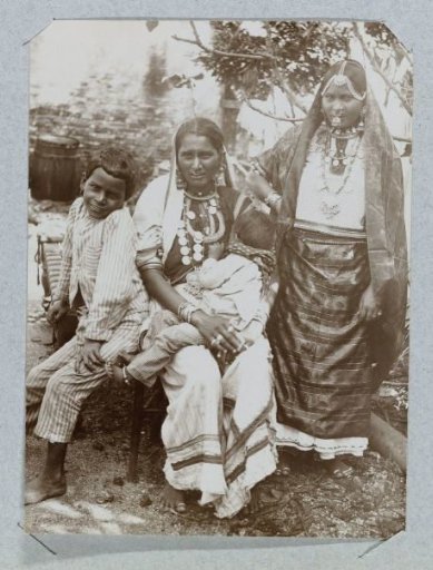 Hindustani women with children