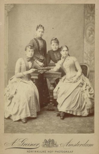Studio group portrait with Charlotte Doorman, A. Avis, L. Funke and I. Lindenhout