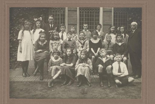 School photo with Eva Pennink in the center front