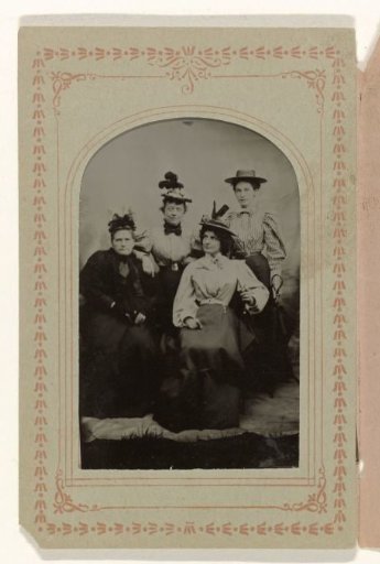 Portrait of four women, in a passepartout with printed decoration, from the studio 'Park Galleries'
