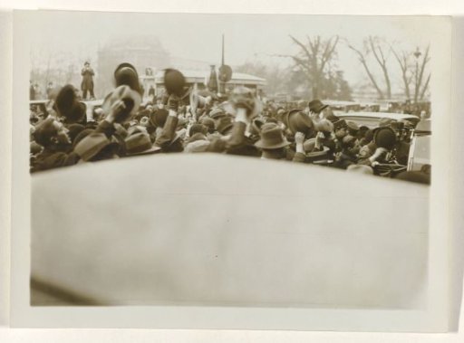 Crowd at the arrival of Queen Victoria Eugénie of Battenberg in Paris