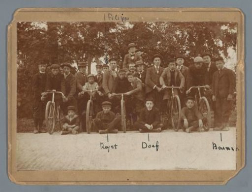 Group portrait on the occasion of the cycling race at the Witte Huis on the Straatweg near Utrecht