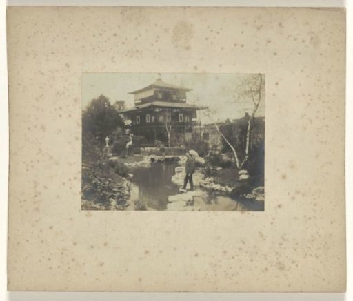 Jan C. Schüller in the garden at the Japanese Tea House ('Japan Tea Palace') at the World's Fair in St. Louis (Louisiana Purchase Exposition), 1904