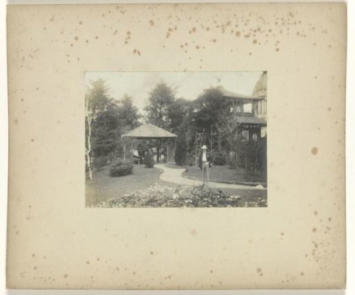 Jan C. Schüller in the garden at the Japanese Tea House ('Japan Tea Palace') at the World's Fair in St. Louis (Louisiana Purchase Exposition), 1904