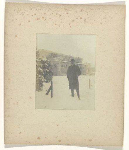 Jan Catharinus Schüller on the grounds of the World's Fair in St. Louis (Louisiana Purchase Exposition), 1904